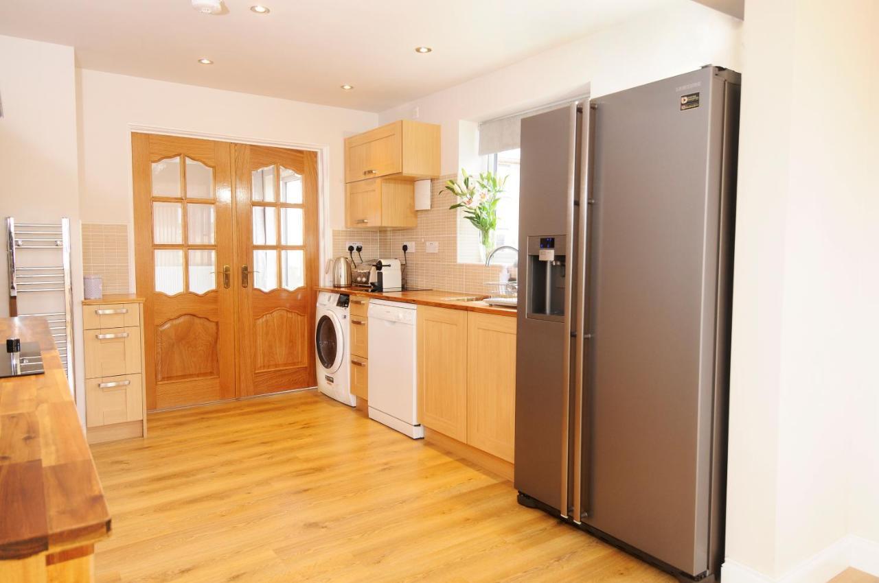 Whitby Spacious Rugby Field Cottage With Off-Street Parking And Ev Fast Point For Electric Cars Exterior photo